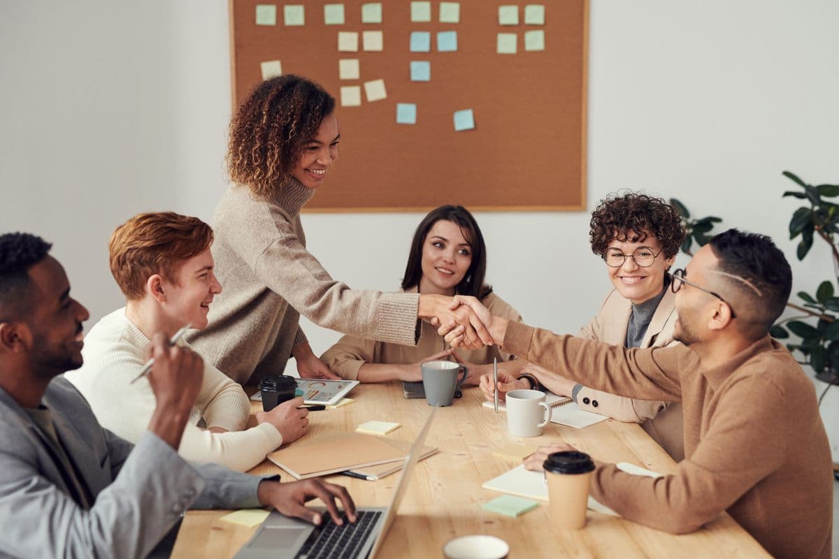 Equipe reunida em oficina colaborativa